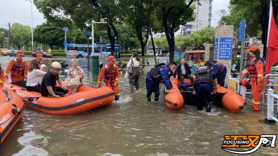 迎战强降雨 | 积水阻路出行难 消防冲锋一线守护群众平安