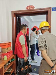 暴雨中背出被困八旬老人  纪南文旅区枣林苑小区物业获赠锦旗