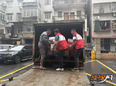 荆州市红十字会：物资送到社区 桨板划进窄巷
