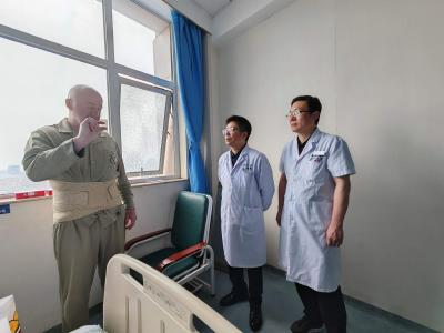 英国人两次飞武汉就医，外国博主炫耀中国旅游三件套：牙医、眼科和中医理疗
