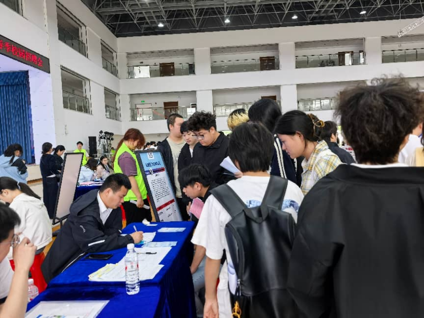 校地携手促就业 云端揽才聚英才  监利市人社局赴荆州职业技术学院开展专场招聘