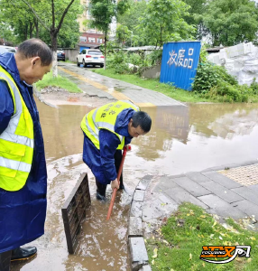 迎战强降雨丨江陵县住建局：闻汛冲锋战暴雨 全力排涝保民生