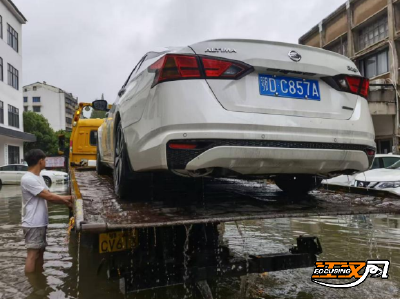 迎战强降雨 | 风雨逆行 清障保通 荆州保险业筑牢救援防线