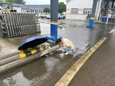 迎战强降雨 | 排涝+入户入企巡查：荆州区治超中心迅速行动保安全