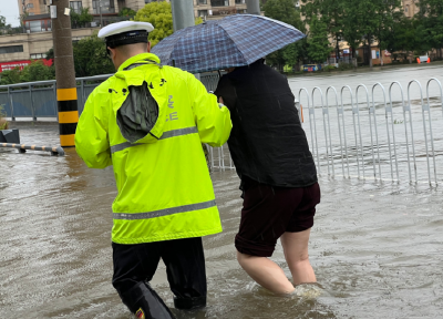 迎战强降雨 | 暖！暴雨中的“荧光绿” 守护群众出行路