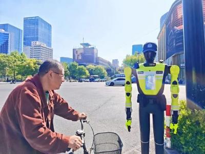 全国首支机器人交警中队，正式上岗