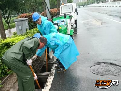 急排隐患  雨中守护：沙市区开展雨水箅子深度清掏疏通行动