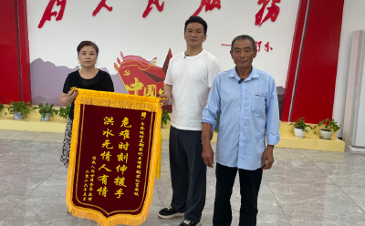 荆州松滋：洪浪无畏显担当 基层书记勇救落水老人
