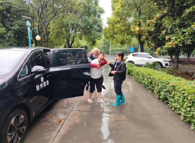 迎战强降雨 | 河南七旬老夫妻车辆受损被困  荆州市社会救助中心接力安置暖心