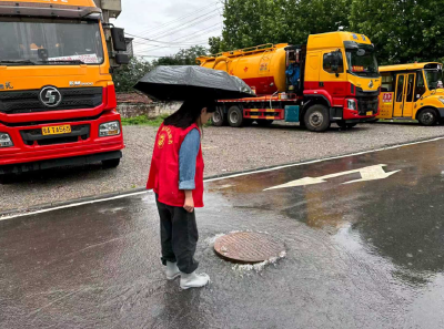 迎战强降雨 | 荆州经开区鱼农桥街道渔龙桥社区：闻“汛”而动筑牢安全防线