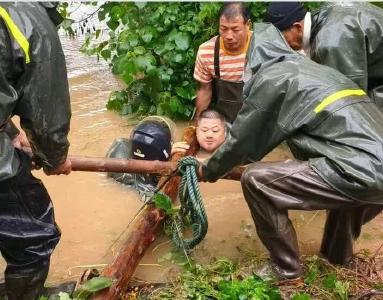 《湖北日报》关注荆州丨暴雨突袭抢排涝，公安县村干部扛起拦水网……