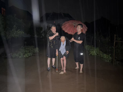 暴雨浇不垮的“红色防线”——风雨中李埠的温暖守护