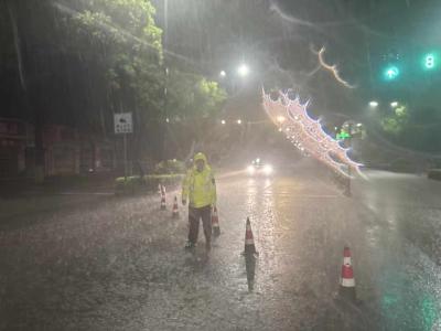 迎战强降雨 | 向雨而行！荆州交警用坚守筑起暴雨夜里的“平安防线”