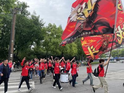 现场直击：荆州街头，球迷赛前霸气巡游！