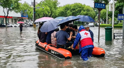 迎战强降雨 |荆州市红十字水上救援志愿服务队：风雨同舟的“摆渡人”！ 