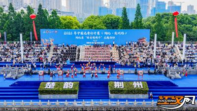 2026年中国龙舟公开赛荆州站激情开赛  32支队伍古城河畔上演“速度与激情”