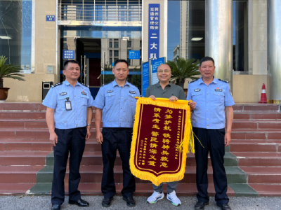 荆州：一面锦旗，致敬“护考铁骑”