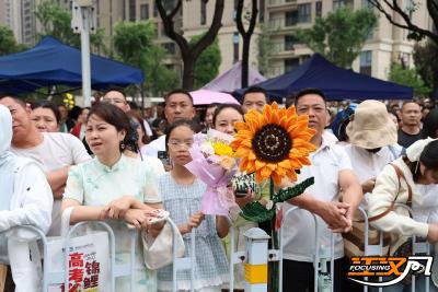 高考微表情：考场外的祝福与守望