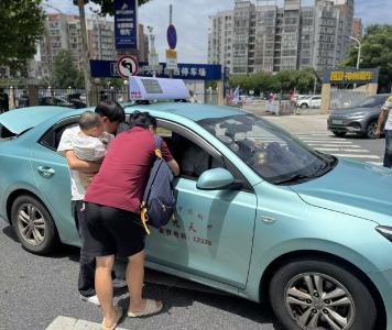 荆州交通执法1小时帮乘客寻回万元失物