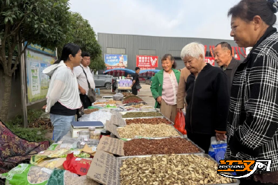 松滋市八宝镇景星村：便民集市 让村民家门口逛大集