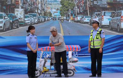 演情景剧、发反光背心、有奖问答 松滋交警“美丽乡村行”沉浸式宣讲走进乡村