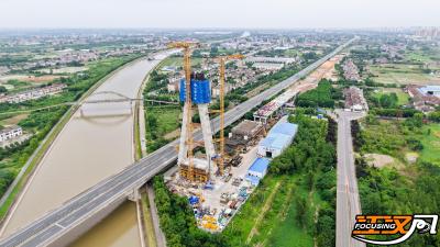 地面操控塔吊 高塔喷雾养桥——汉宜高速改扩建荆州段一线探访