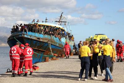 希腊48小时救起近550名海上偷渡者