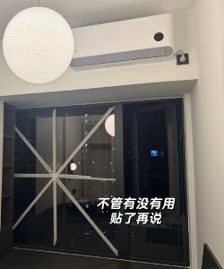 台风“巴威”逼近，“贴米字”提醒引发关注，怎么贴才能提高玻璃承受力？