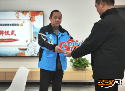 暖新闻丨订单可延时 生命不等待 “骑小安”志愿者车流中救助摔倒老人