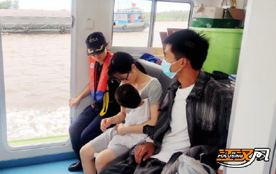 波涛里抢时间！“金哨”水上紧急救助高烧幼童