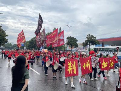 球迷就位！这是此刻的荆州街头……