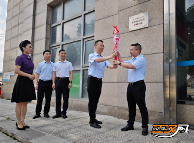 新华保险荆州中支与中华联合财险荆州中支志愿者联合开展无偿献血活动