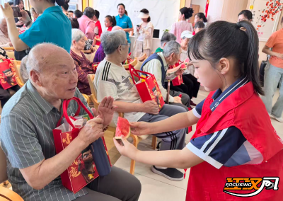 酷暑送清凉 童心暖桑榆——荆州区凤鸣社区开展敬老爱老志愿服务活动