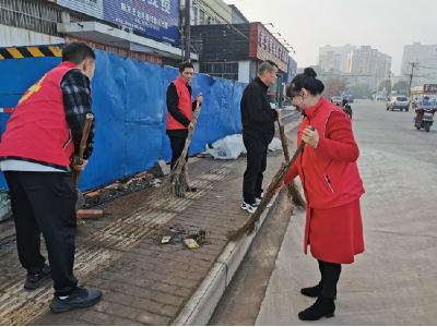 荆州市长江河道管理局石首分局“澄净”志愿服务队开展道路清洁志愿服务活动