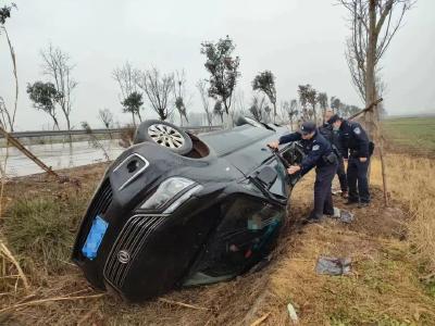 路遇车辆侧翻 民警及时相助