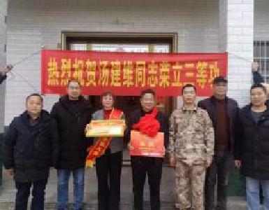 军地联合送喜报 “光荣之家”更光荣