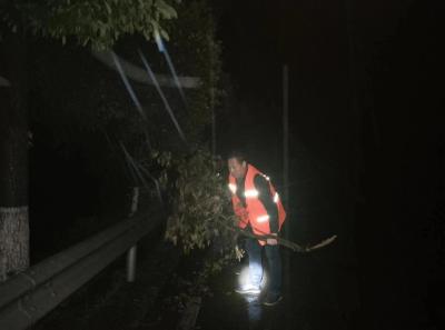 石首市公路建设养护中心风雨排路障 夜战保畅通