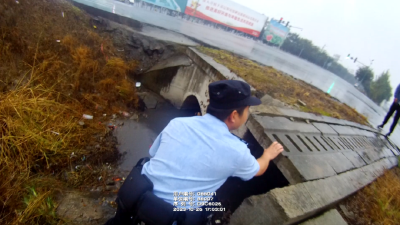 七旬老人夜半误入下水道  民警伸出生命救援之手