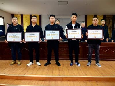 市市场监督管理局为湖北银行2023守望长江超级马拉松（湖北·石首）暨楚源杯石首半程马拉松推荐餐馆、酒店授牌