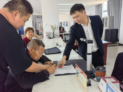 全市乡镇便民服务中心第一本《不动产权证》在横沟市镇颁发