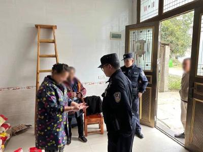 九旬老人走亲戚迷路 石首民警一路护送到家