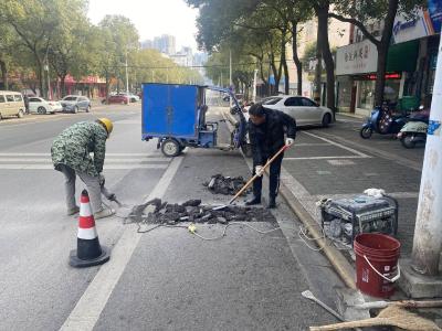 路面修复暖人心  “小工程”体现“大民生”