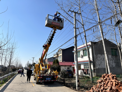 石首市高陵镇晏家巷村：检修更换路灯照亮群众夜间出行路