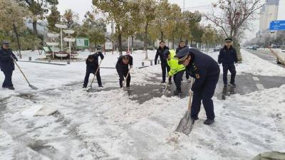 石首市城管执法局：全员出动扫雪除冰保畅通