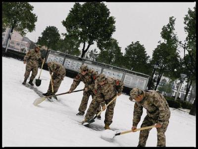 石首市天鹅洲生态旅游经济开发区：抗击冻雨冰雪，彰显民兵本色