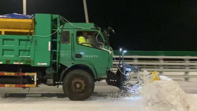 连夜奋战！石首市交通运输局在石首长江大桥开展除冰扫雪作业