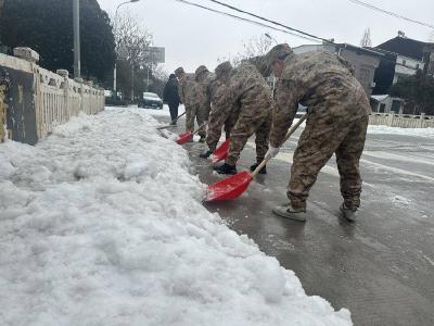 铲雪除冰保畅通 石首市东升镇民兵在行动