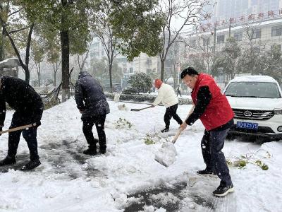 石首市自然资源和规划局积极开展铲雪除冰行动