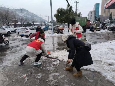 石首审计局：清雪除冰保畅通 为民扫出“安全路”