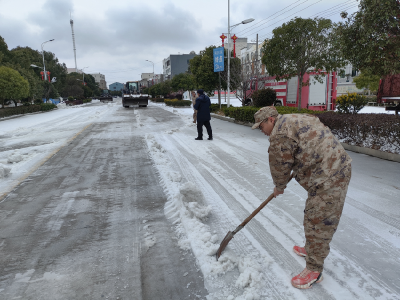 石首市新厂镇人武部组织基干民兵开展铲雪除冰